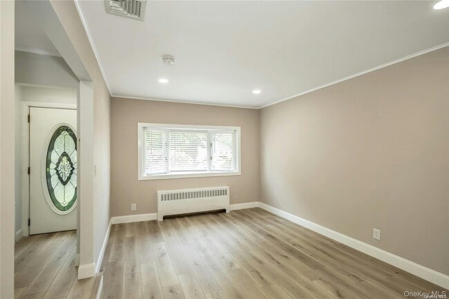Photo - 83 Knickerbocker Rd E