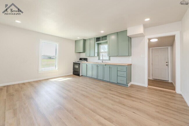 Photo - 415 N Oak St