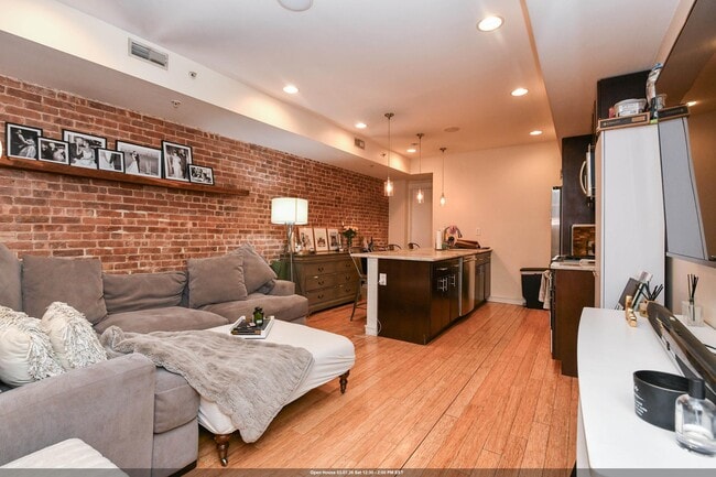 Building Photo - 812 Washington St Unit 1