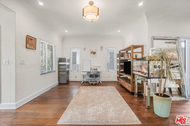 Photo - 1042 S Stanley Ave