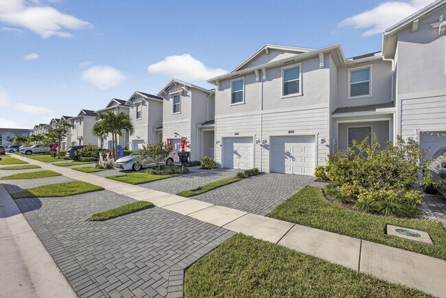 Photo - 846 SE grovebush Ln