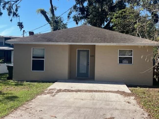 Building Photo - 3 bedroom home with partial fenced yard