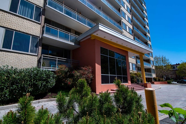 2112 New Hampshire Ave Building Entry 01 - 2112 New Hampshire Avenue