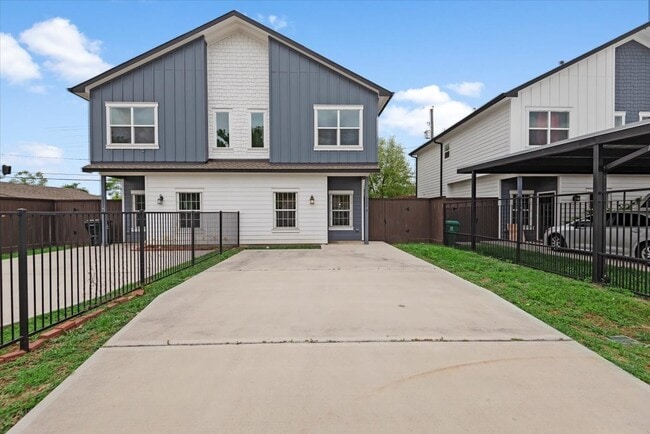 Photo - 2202 Lynnfield St