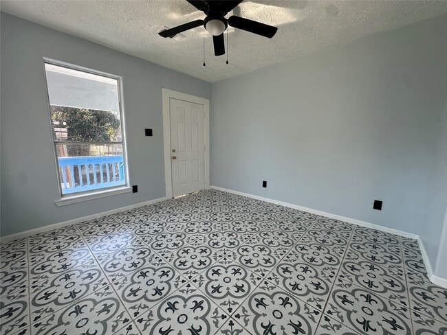 Photo - 7909 Avenue C