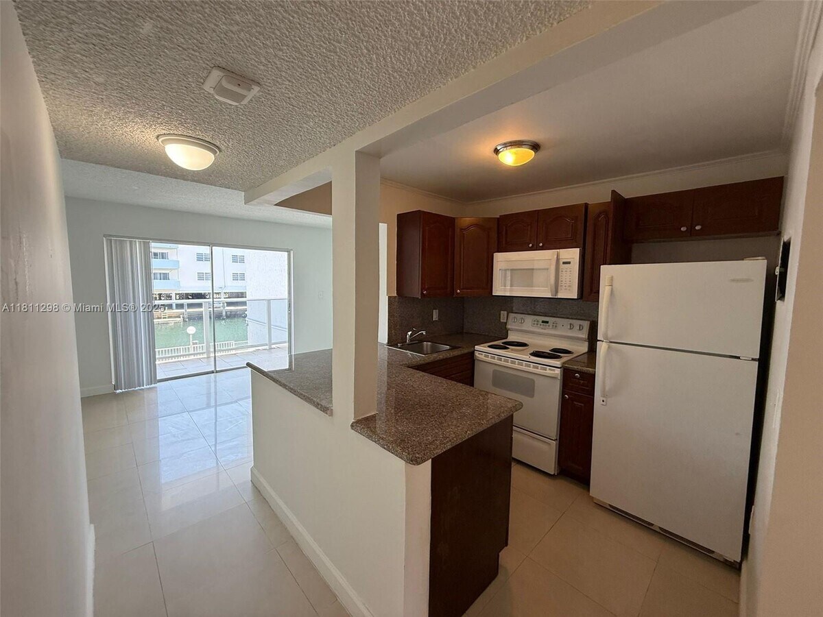 Photo - 3868 NE 169th St Unidad 204 Rental