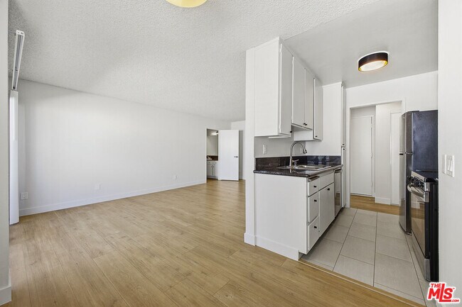 Photo - 1352 S Carmelina Ave Unidad 311