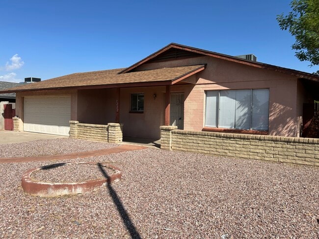 7222 W Rose Ln