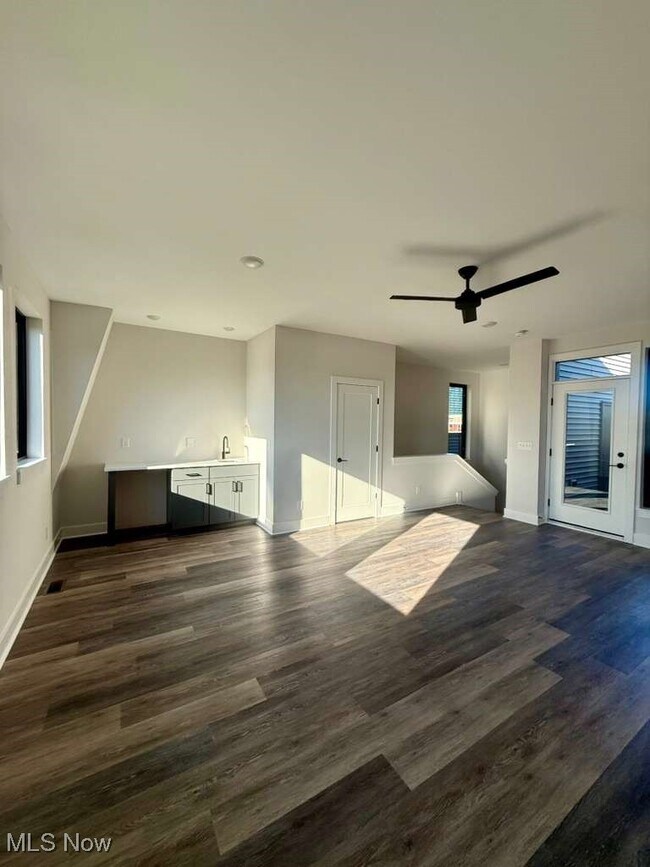 Photo - 1495 Superior Ave E