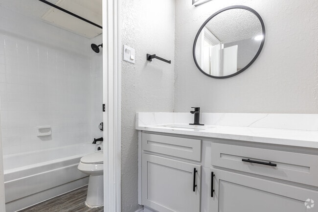 2BR, 2BA - 933SF - Main Bathroom - The Clusters