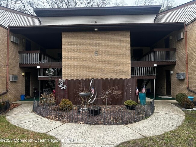 5 Pine Cluster Cir