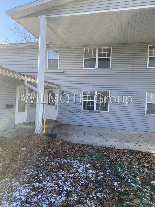 Building Photo - 1310 Millerwood Dr Unit 2