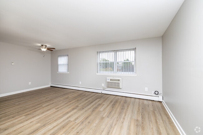1BR, 1BA - 713SF - Living Room
