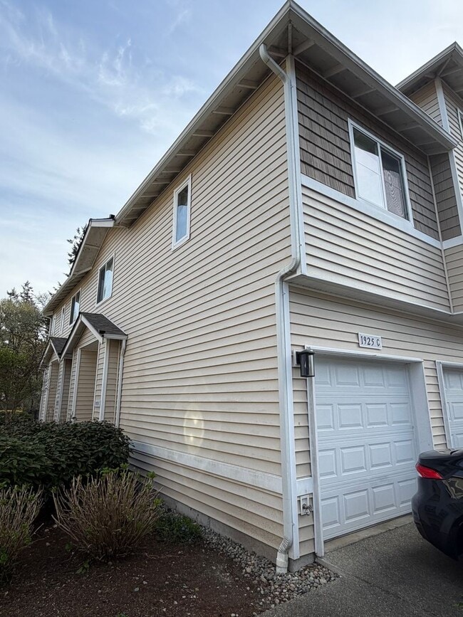 Building Photo - 1925 Garry Oaks Ave