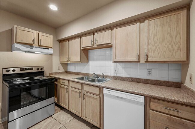 Photo - 900-902 Wentwood Drive Unit 902