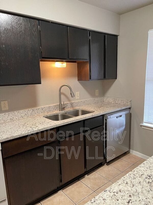 Photo - 921 W Rochelle Rd