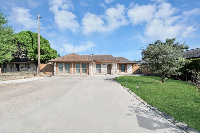 4503 Hollybrook Ln