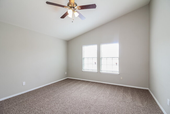 Photo - 926 Hannah Way