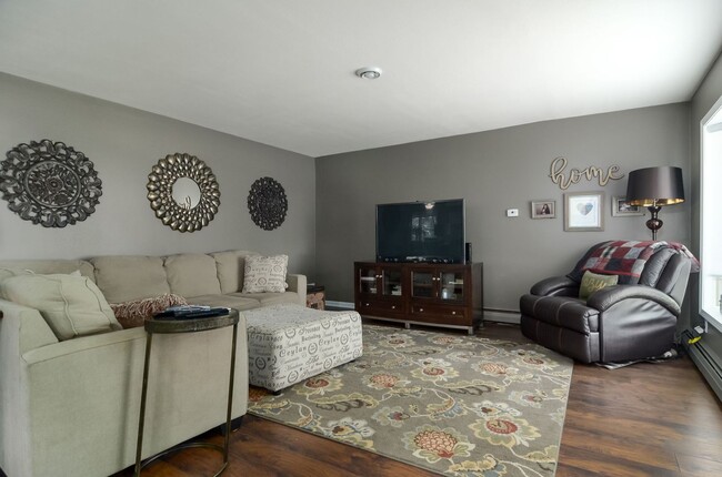 Photo - Nice Updated 3br/3ba In Wayzata (1 car garage)