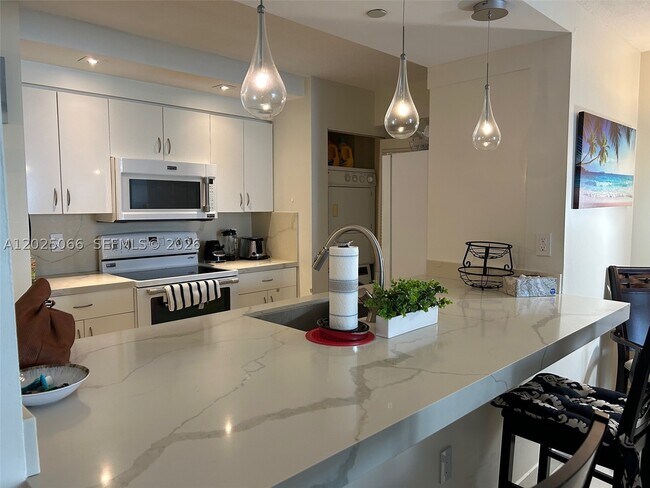6917 Collins Ave Unit 807