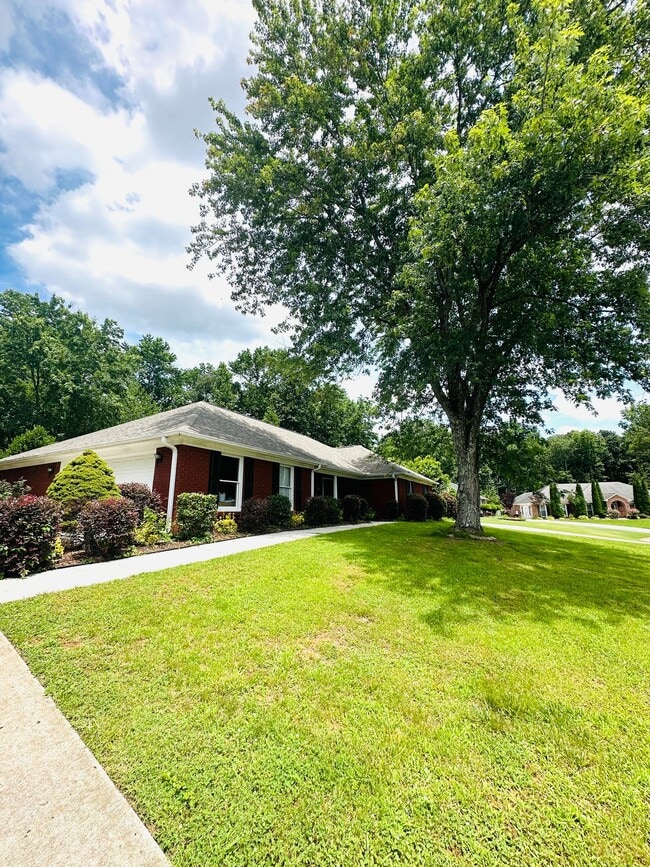 Building Photo - 101 Foxwatch Cir