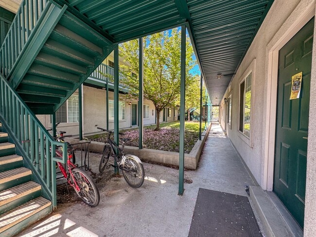 Photo - 933 N University Ave