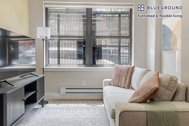 Photo - 515 W 47th St Unidad FL1-ID1875