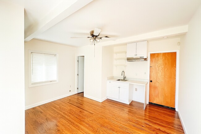 Photo - 18902 Victory Blvd