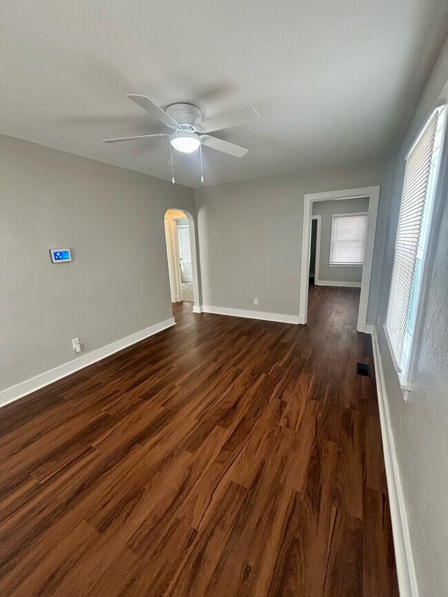 Photo - 1547 Longfield Ave