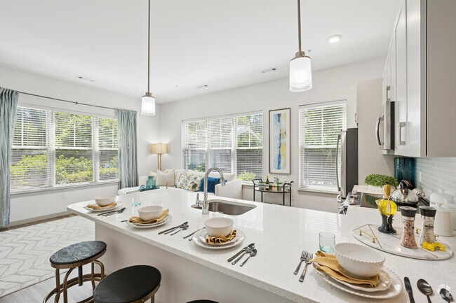 2BR, 2BA - 955SF - Kitchen/ Dining Room