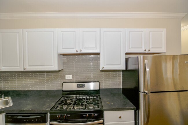 Photo - 3819.5 N Greenview Ave Unit E2