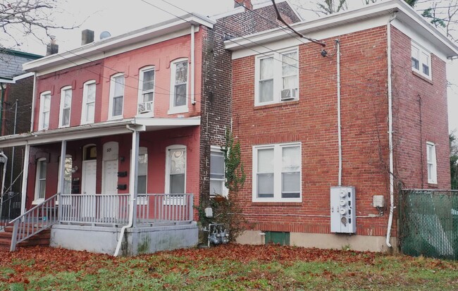 Updated large 2BR 1BA home with driveway p... - Updated large 2BR 1BA home with driveway p...
