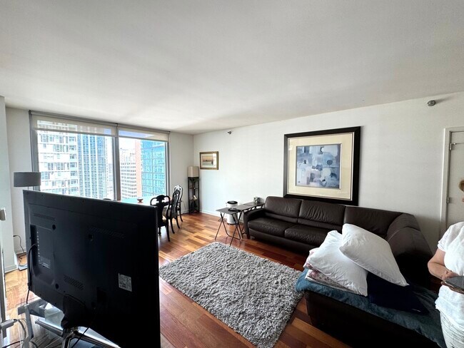 Photo - 160 E Illinois St Unidad 1805