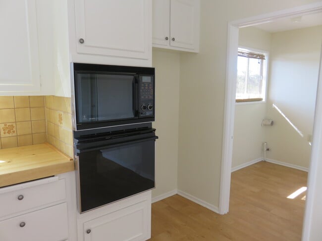 Photo - 1136 Larkspur Ln