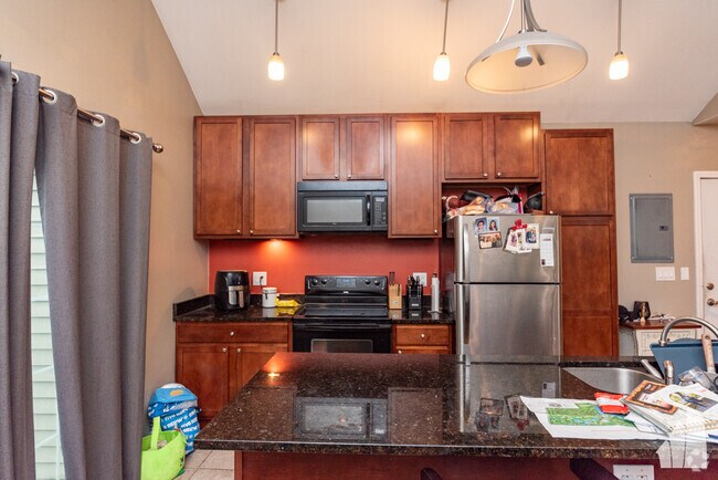 Building Photo - 700 N Noble St Unit 2W Rental