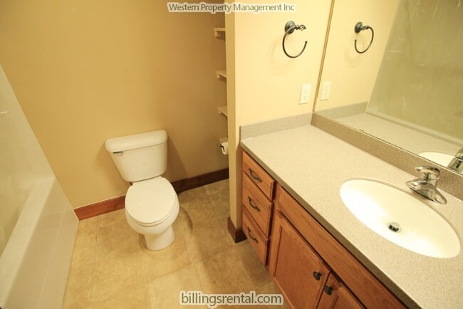 Main Bathroom - 2027 Lakehills Dr Unit 2027