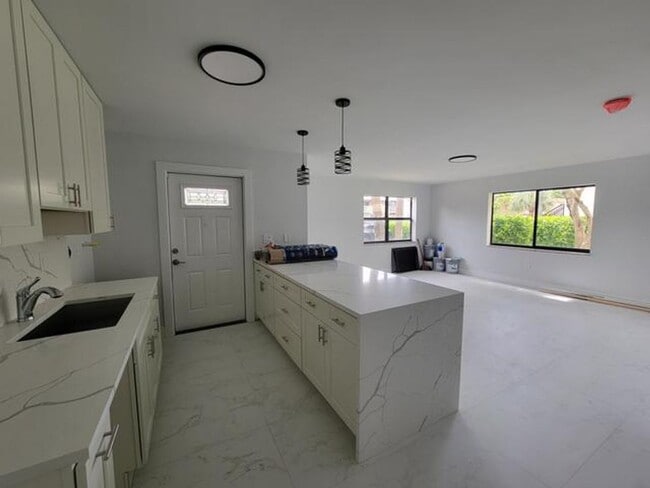 Photo - 240 SW 7th St