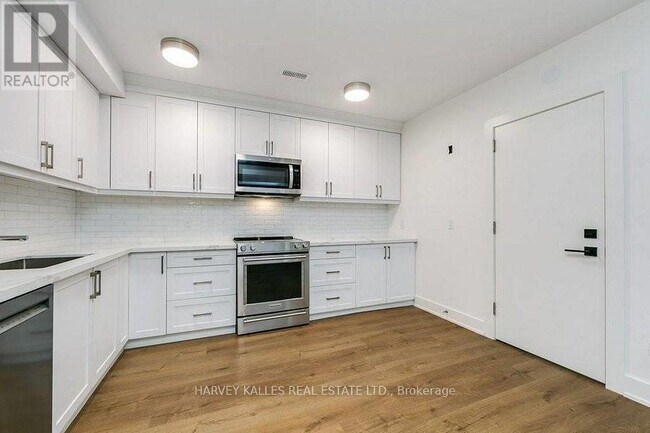 Photo - 471 Oriole Pkwy Unit B
