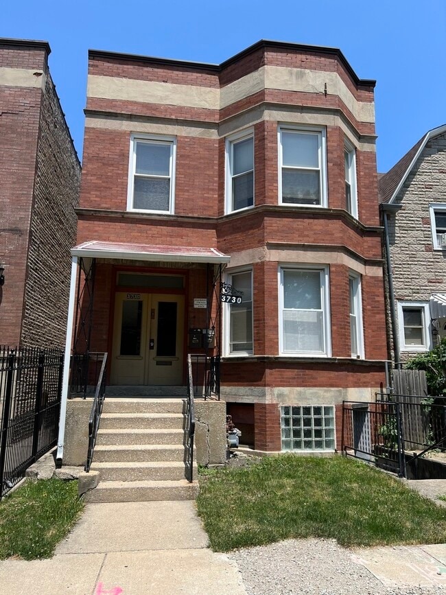 Building Photo - 3730 W Dickens Ave Unit 2 Rental