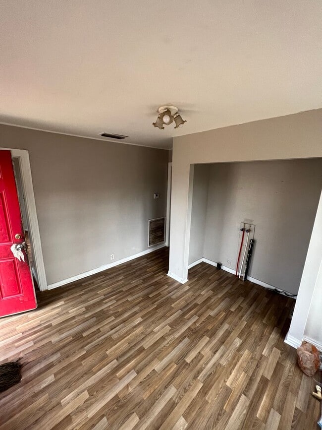 Photo - 3 Bedroom ready to go with Central Air and Heat!!