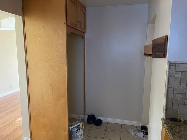 kitchen - 442 N Hollywood Way