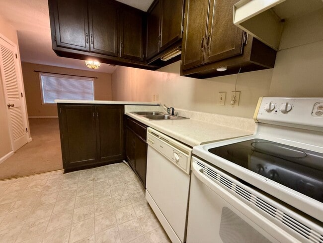 Photo - 2040 Woodlawn Dr SW