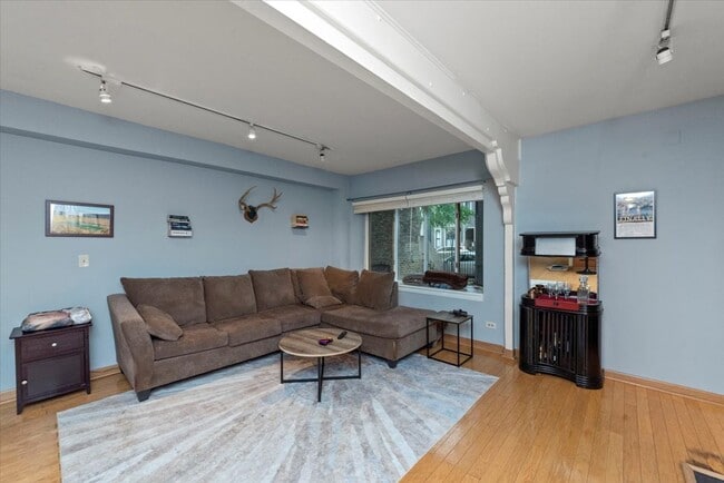 Building Photo - 3223 N Kenmore Ave Unit 1