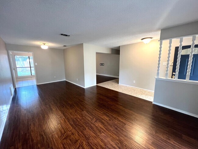 Photo - Charming single-story home with 4 bedrooms and 2 bathrooms for rent in neighborhood of Anderson M...