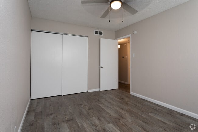 2BR, 1BA - 850 SF