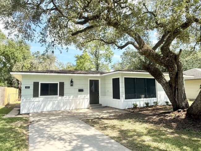 Building Photo - Incredible 5/2 Home in Lake Jackson! Lots ...