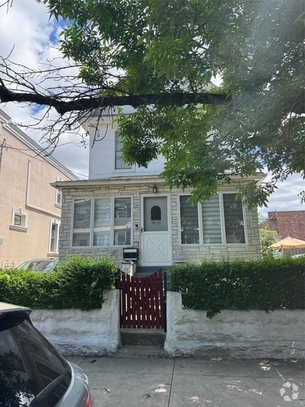 Building Photo - 70-33 72nd Pl Rental