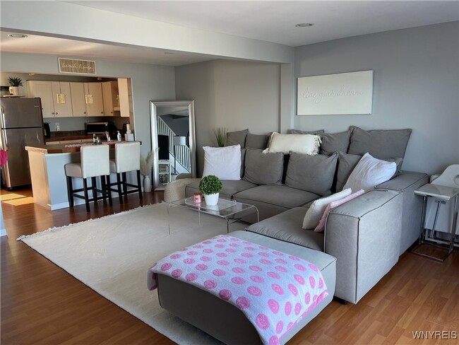 Photo - 4890 Lake Shore Rd