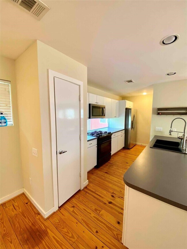 Photo - 823 Robin St