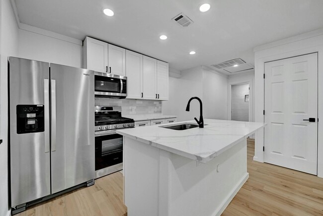 Building Photo - Top of the line 6 bed in West Campus!!! 1913!!!